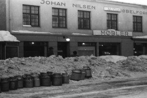 Johan Nilsen Møbelutsalg i 2. etasje over Pakkesentralen