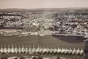 Hvalbåter Kosmos i sommeropplag ved Huviklandet