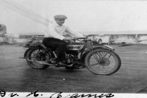 Dr. Schreiner på motorsykkel