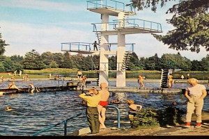 Svømmestadion med basseng og stupetårn