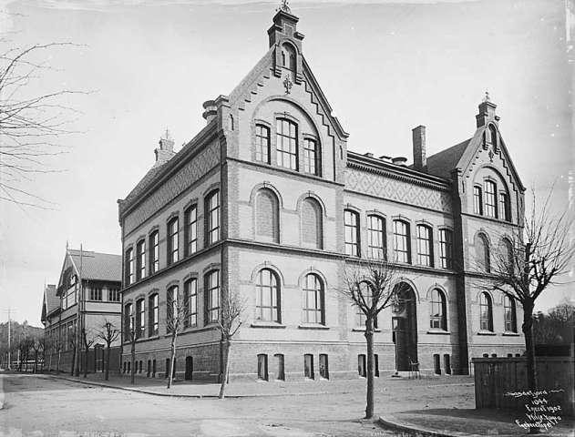 Landstads gate 26 - Sandefjord Middelskole/Handelsgym (tidl. Jernbanealleen 19) - oppført 1900