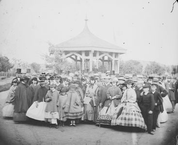 Betjening foran paviljongen