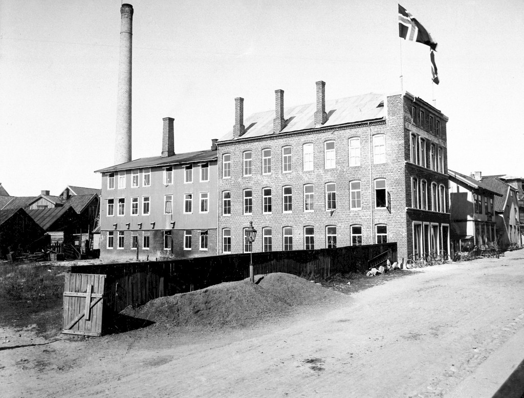 Rådhusgata 17 - oppført ca 1895 - brant ned 1900 - oppført nytt bygg 1902