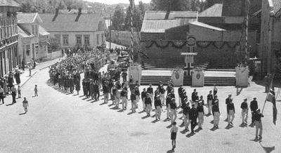 Musikkorps marsjerer på Torget
